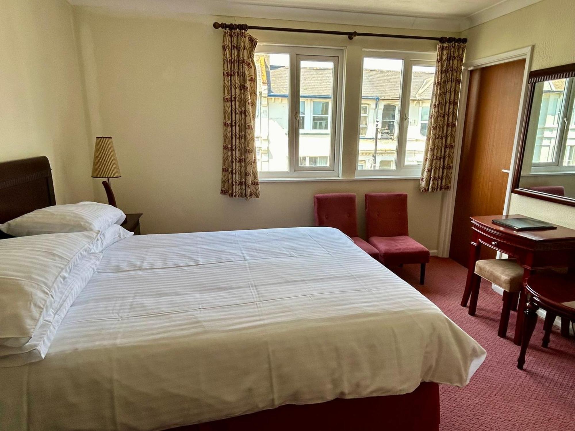 Regent Court - Seafront, Sandown - Free Car Ferry For Bookings Of 3 Or More Nights, Subject To Availability Szoba fotó