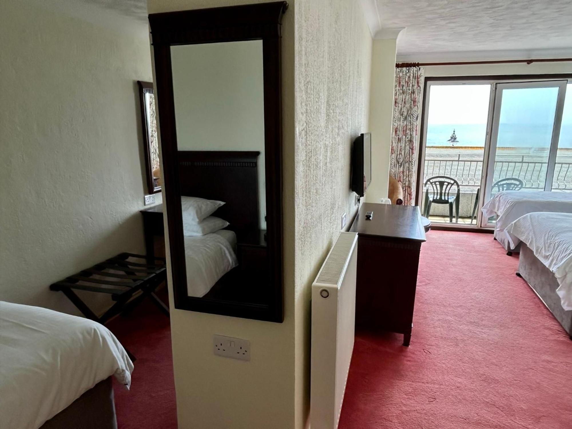 Regent Court - Seafront, Sandown - Free Car Ferry For Bookings Of 3 Or More Nights, Subject To Availability Szoba fotó