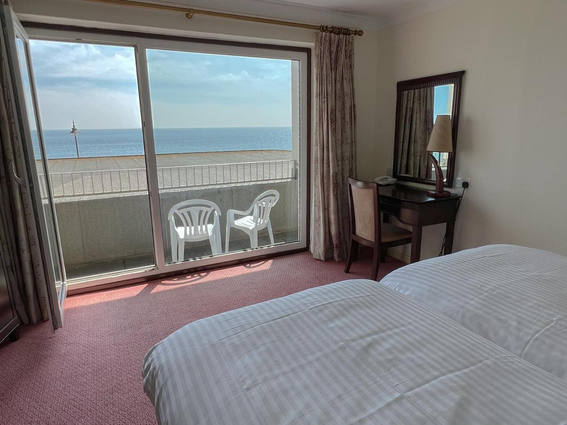 Regent Court - Seafront, Sandown - Free Car Ferry For Bookings Of 3 Or More Nights, Subject To Availability Szoba fotó