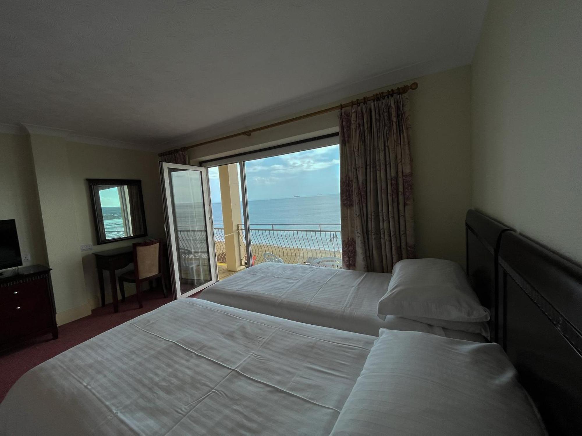 Regent Court - Seafront, Sandown - Free Car Ferry For Bookings Of 3 Or More Nights, Subject To Availability Szoba fotó