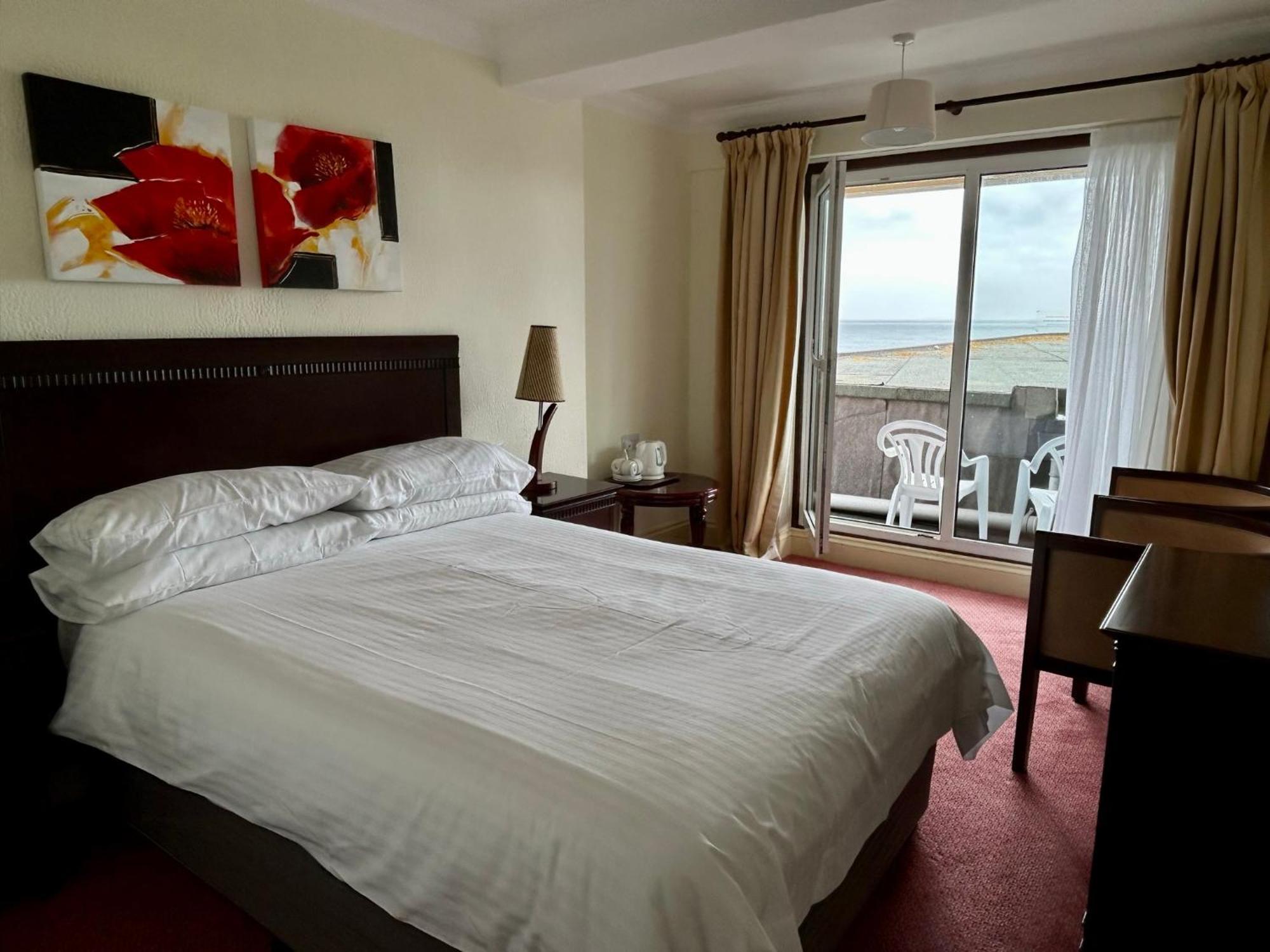 Regent Court - Seafront, Sandown - Free Car Ferry For Bookings Of 3 Or More Nights, Subject To Availability Szoba fotó
