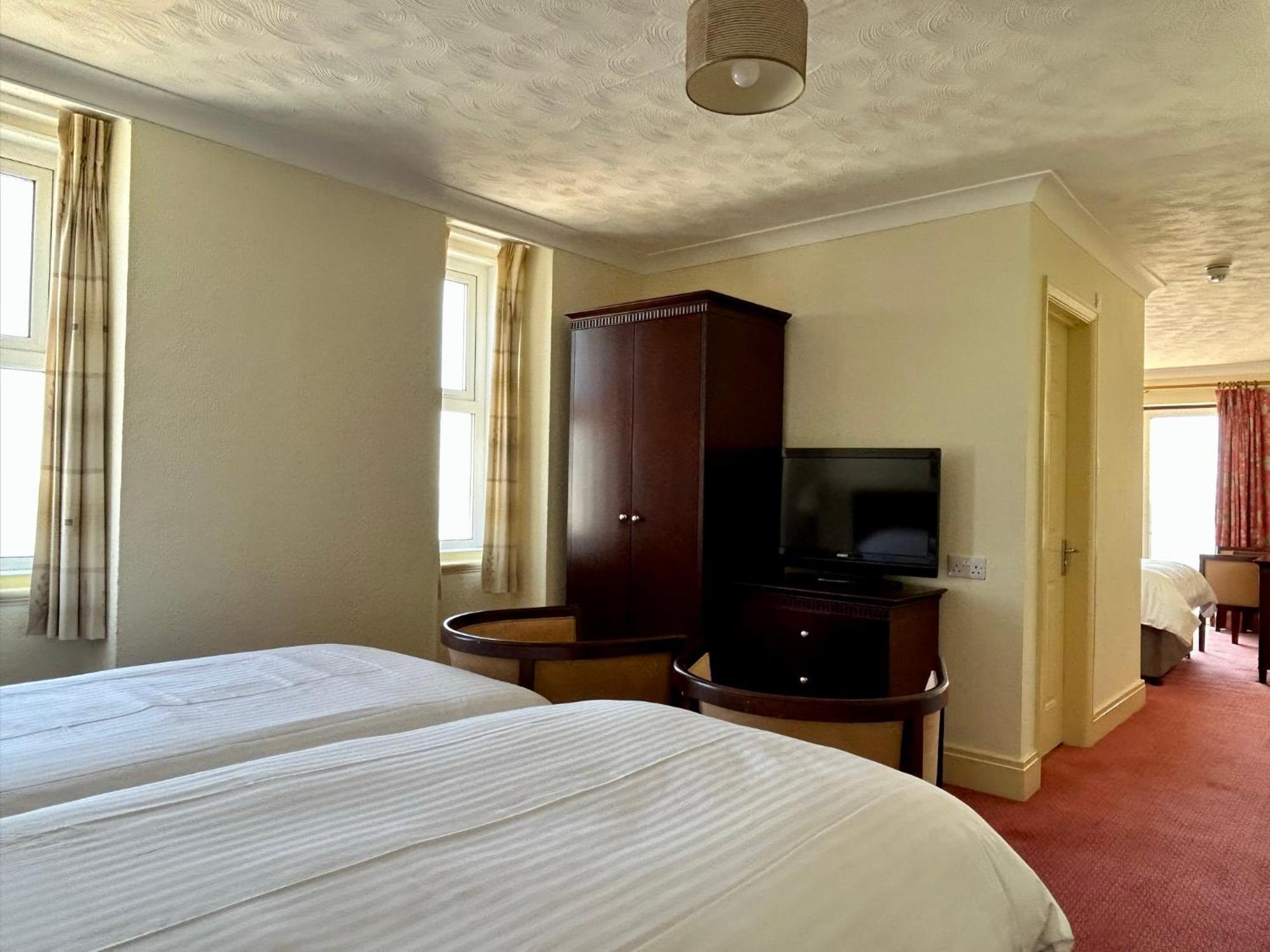 Regent Court - Seafront, Sandown - Free Car Ferry For Bookings Of 3 Or More Nights, Subject To Availability Szoba fotó