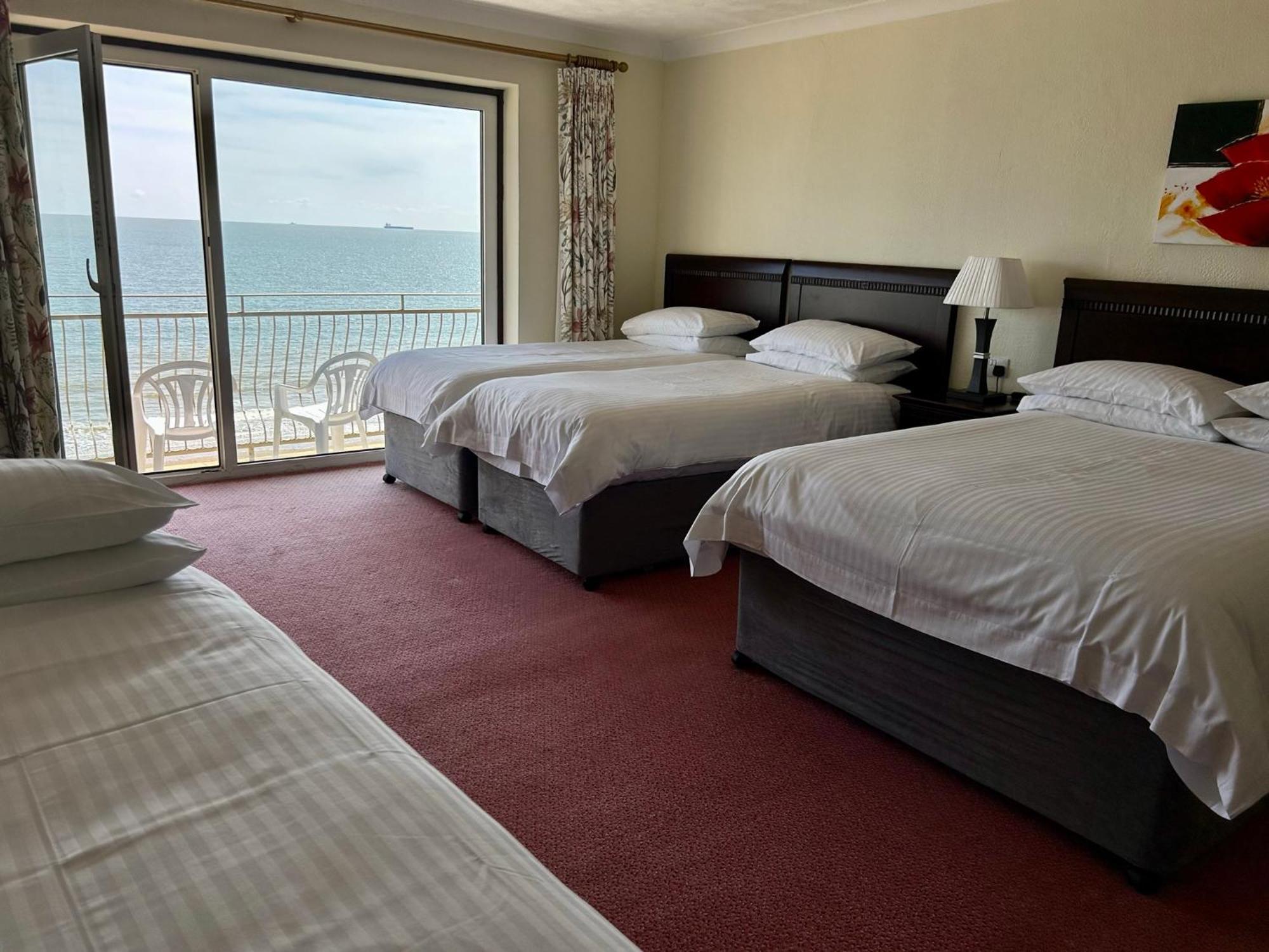 Regent Court - Seafront, Sandown - Free Car Ferry For Bookings Of 3 Or More Nights, Subject To Availability Szoba fotó