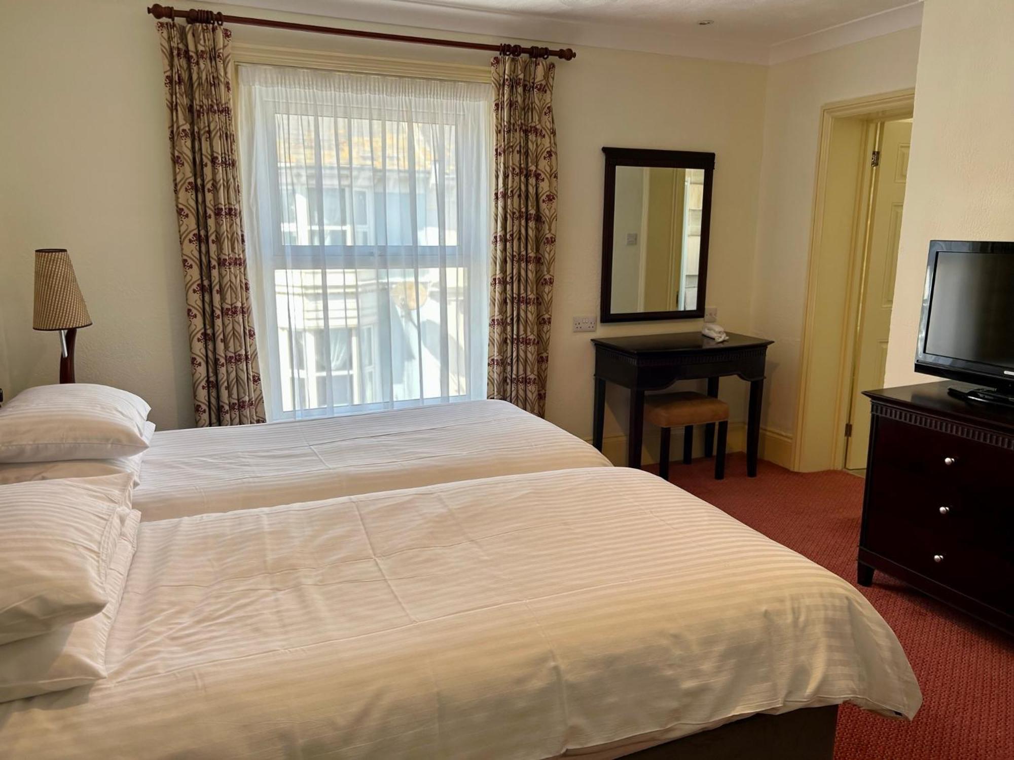 Regent Court - Seafront, Sandown - Free Car Ferry For Bookings Of 3 Or More Nights, Subject To Availability Szoba fotó